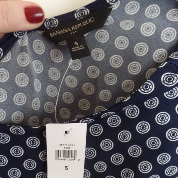Banana Republic top - navy blue with circle pattern NWT - Picture 4 of 4